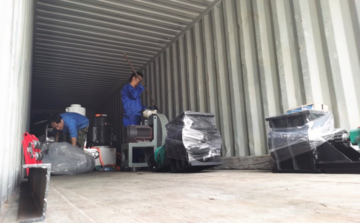 生物質顆粒機裝車發(fā)貨.jpg 生物質顆粒機裝車發(fā)貨.jpg