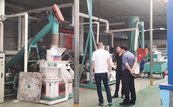 銷售經(jīng)理先為客戶講解顆粒機(jī)構(gòu)造及制粒過程.jpg 銷售經(jīng)理先為客戶講解顆粒機(jī)構(gòu)造及制粒過程.jpg