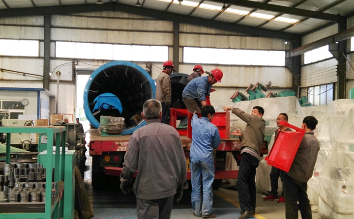 顆粒機生產線配套設備裝車中.jpg 顆粒機生產線配套設備裝車中.jpg