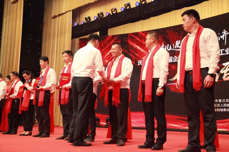 總經(jīng)理孫寧波榮獲章丘區(qū)“青年才俊獎”.JPG 總經(jīng)理孫寧波榮獲章丘區(qū)“青年才俊獎”.JPG