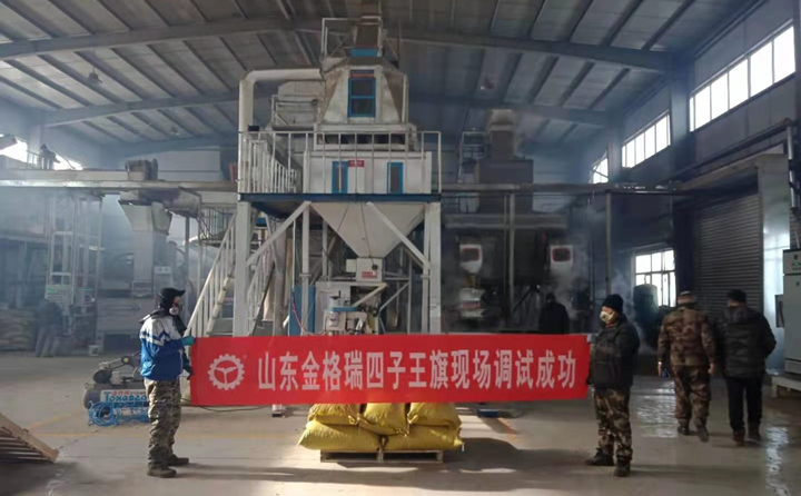 四子王旗顆粒機(jī)安裝現(xiàn)場(chǎng).jpg 四子王旗顆粒機(jī)安裝現(xiàn)場(chǎng).jpg