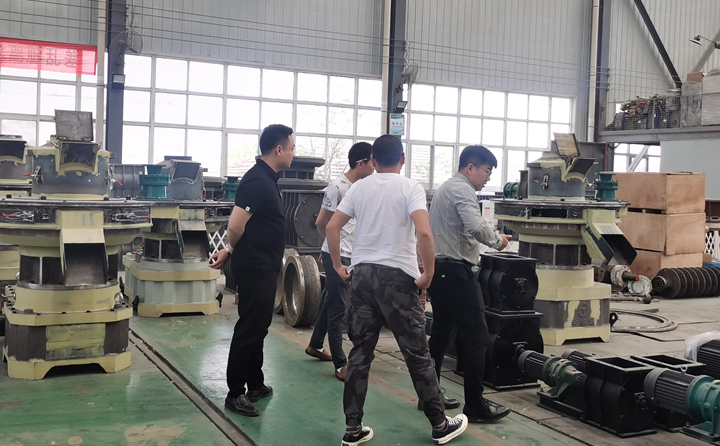 客戶考察木屑制粒機生產(chǎn)線設(shè)備.jpg 客戶考察木屑制粒機生產(chǎn)線設(shè)備.jpg