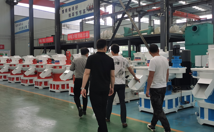 木屑制粒機設(shè)備.jpg 木屑制粒機設(shè)備.jpg