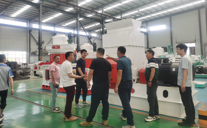 山東金格瑞就迎來了一批特殊的團隊---大型木屑顆粒機考察團.jpg 山東金格瑞就迎來了一批特殊的團隊---大型木屑顆粒機考察團.jpg