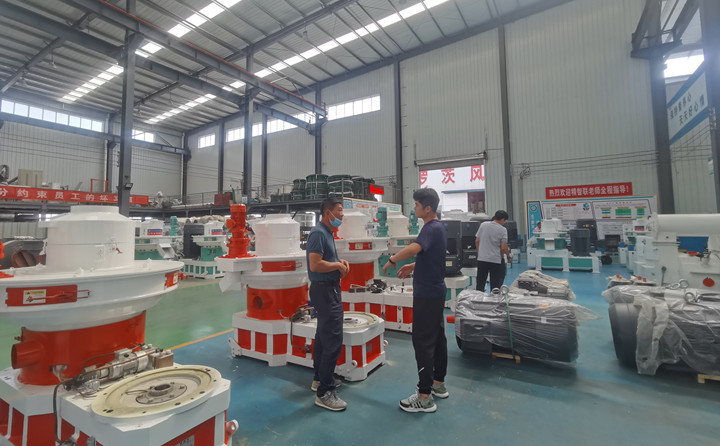 山東金格瑞就迎來了一批特殊的團隊---大型木屑顆粒機考察團.jpg 山東金格瑞就迎來了一批特殊的團隊---大型木屑顆粒機考察團.jpg