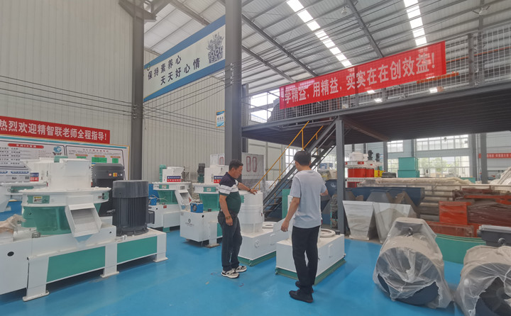 山東金格瑞就迎來了一批特殊的團隊---大型木屑顆粒機考察團.jpg 山東金格瑞就迎來了一批特殊的團隊---大型木屑顆粒機考察團.jpg