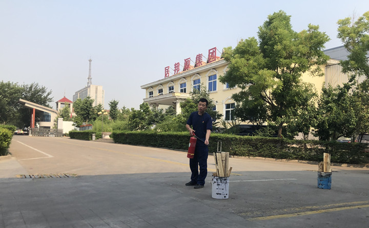 教官重點對消防法律法規、防火常識、逃生自救、滅火器的使用方法以及發生火災時如何報火警、如何撲救初期火災等消防常識進行了詳細的講解。