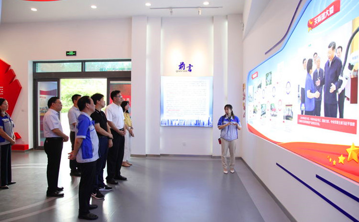 集團(tuán)工會副主席雷廣妮向全國總工會領(lǐng)導(dǎo)介紹了公司的發(fā)展情況 集團(tuán)工會副主席雷廣妮向全國總工會領(lǐng)導(dǎo)介紹了公司的發(fā)展情況