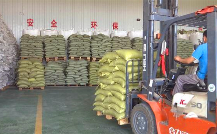 木屑造粒機(jī)制成生物質(zhì)顆粒燃料.jpg 木屑造粒機(jī)制成生物質(zhì)顆粒燃料.jpg