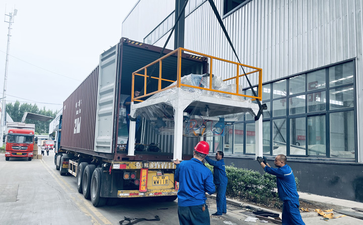 印尼年產1萬噸木屑造粒機生產線7月8號裝車中.jpg 印尼年產1萬噸木屑造粒機生產線7月8號裝車中.jpg