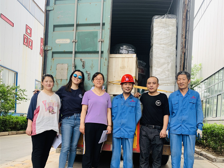 木屑造粒機生產線設備裝車工作人員們.jpg 木屑造粒機生產線設備裝車工作人員們.jpg