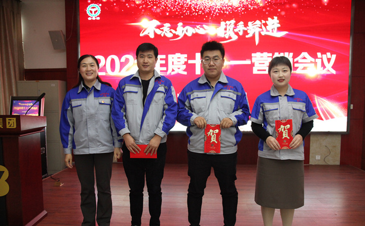 集團財務總監劉清華為東盟會簽單銷售精英頒發獎勵.JPG 集團財務總監劉清華為東盟會簽單銷售精英頒發獎勵.JPG