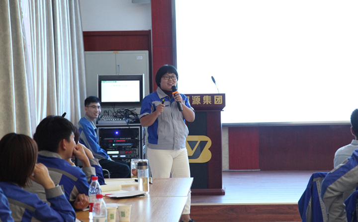 營銷總監李娟為大家做豐富多彩的營銷業務工作培訓.JPG 營銷總監李娟為大家做豐富多彩的營銷業務工作培訓.JPG