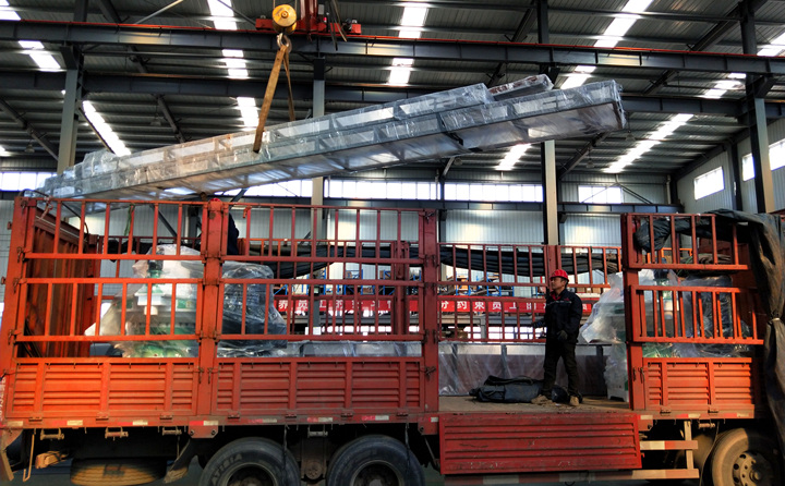 2臺木屑制粒機.jpg 2臺木屑制粒機.jpg