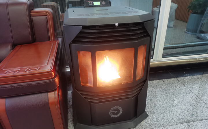 燃燒的木屑制粒機(jī)生物質(zhì)顆粒燃料.jpg 燃燒的木屑制粒機(jī)生物質(zhì)顆粒燃料.jpg