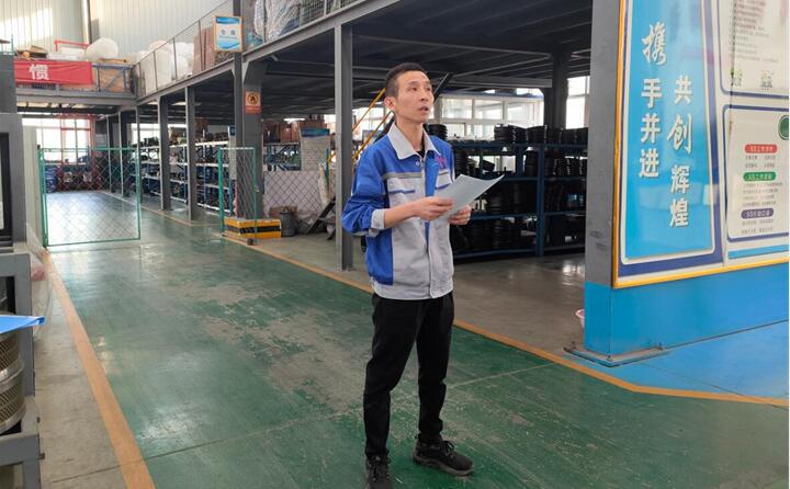 生產(chǎn)部部長趙廣寧給生產(chǎn)部所有員工培訓(xùn)了什么是安全生產(chǎn)、勞動防護(hù)用品的種類以及使用規(guī)范、起重作業(yè)注意事項、應(yīng)急、環(huán)保法律法規(guī)、管理制度等內(nèi)容。.jpg 生產(chǎn)部部長趙廣寧給生產(chǎn)部所有員工培訓(xùn)了什么是安全生產(chǎn)、勞動防護(hù)用品的種類以及使用規(guī)范、起重作業(yè)注意事項、應(yīng)急、環(huán)保法律法規(guī)、管理制度等內(nèi)容。.jpg