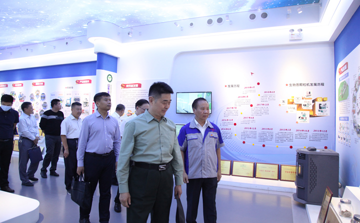 在黨群活動室,工會主席景奉全以PPT的形式向現場領導詳細介紹了居邦源集團的產業工人隊伍建設以及改革情況。.JPG 在黨群活動室,工會主席景奉全以PPT的形式向現場領導詳細介紹了居邦源集團的產業工人隊伍建設以及改革情況。.JPG