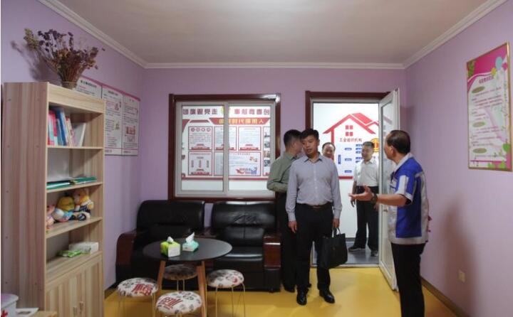 在黨群活動室,工會主席景奉全以PPT的形式向現場領導詳細介紹了居邦源集團的產業工人隊伍建設以及改革情況。.jpg 在黨群活動室,工會主席景奉全以PPT的形式向現場領導詳細介紹了居邦源集團的產業工人隊伍建設以及改革情況。.jpg